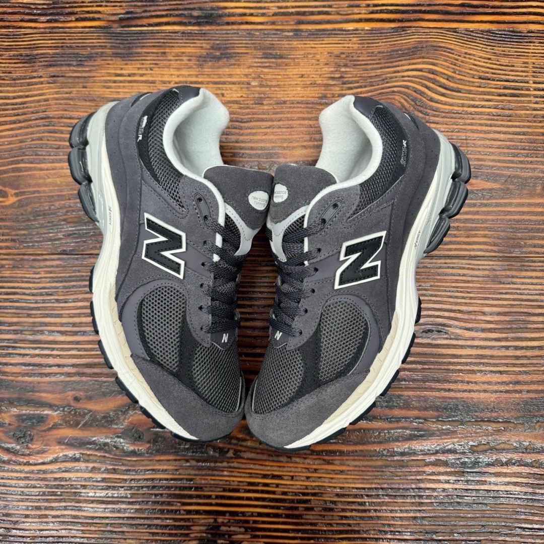 cs3714 - NBL2002 MONOCHROME PACK GREY DS FB - 42