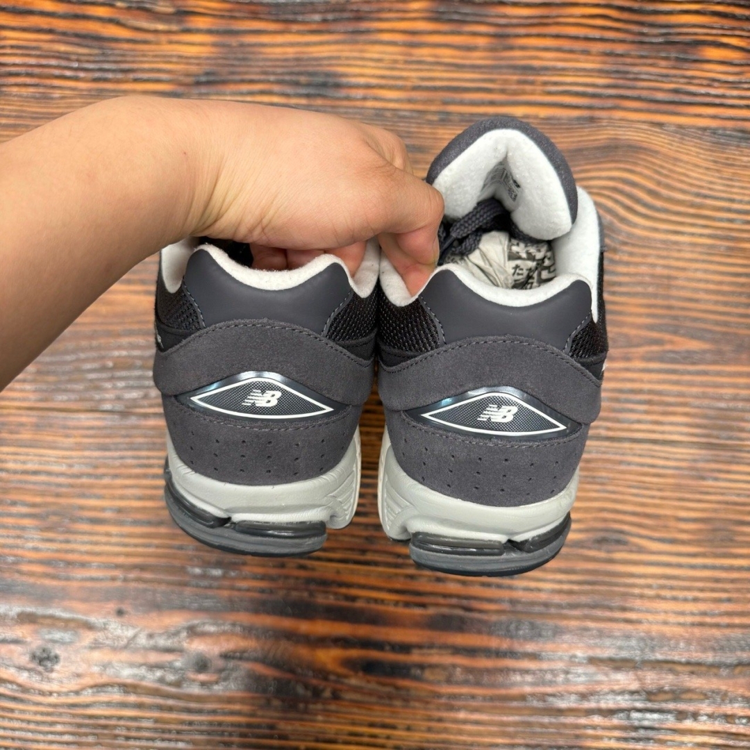 cs3714 - NBL2002 MONOCHROME PACK GREY DS FB - 42