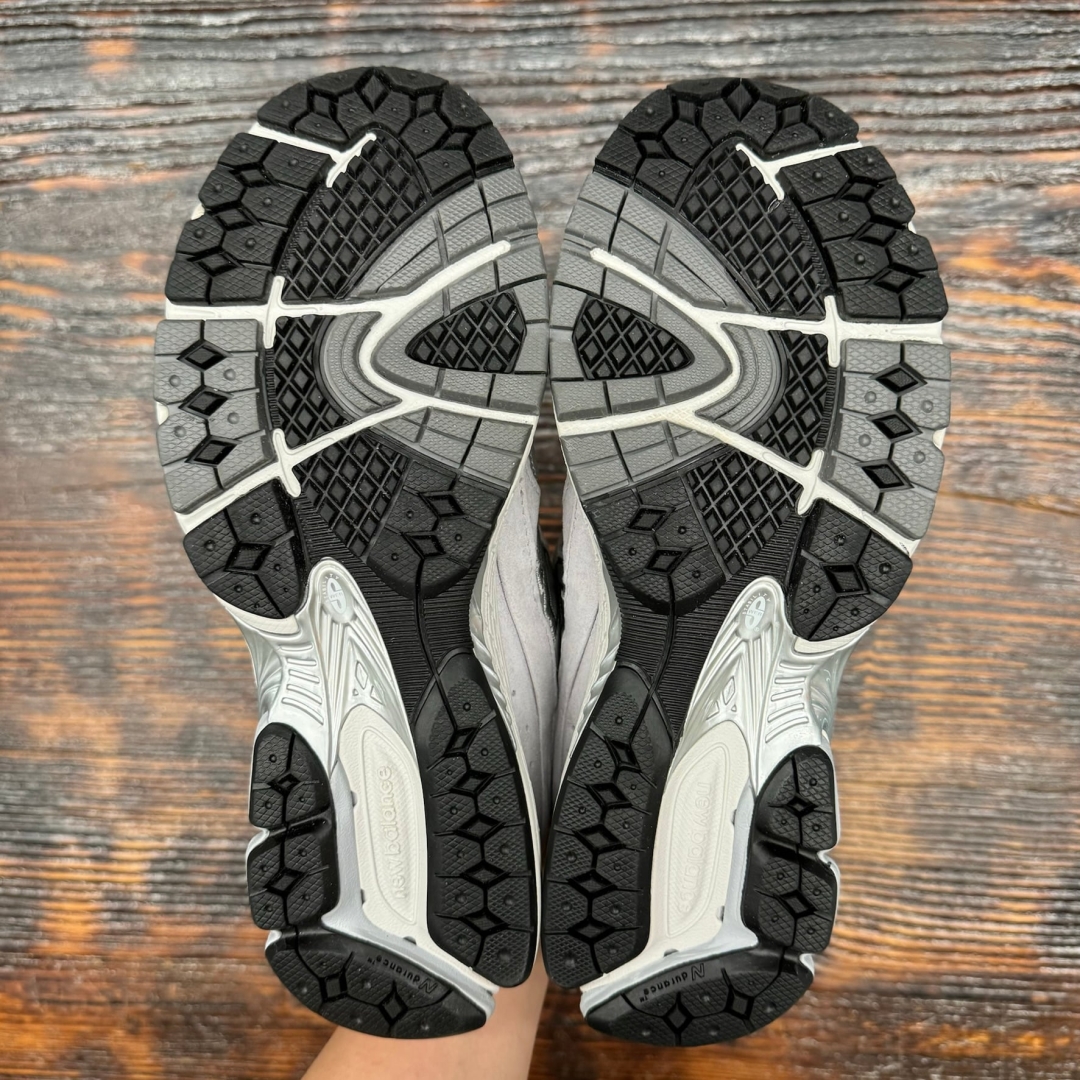 ML2002R0 NEWBALANCE 2002 GREY DS FB