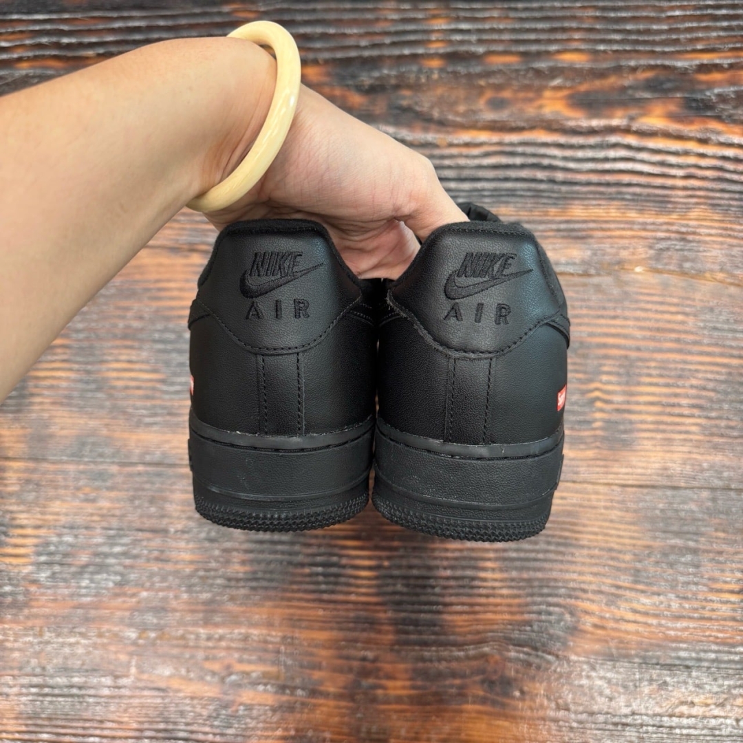AF2774 - AF1 LOW BLACK X SUPREME DS FB -