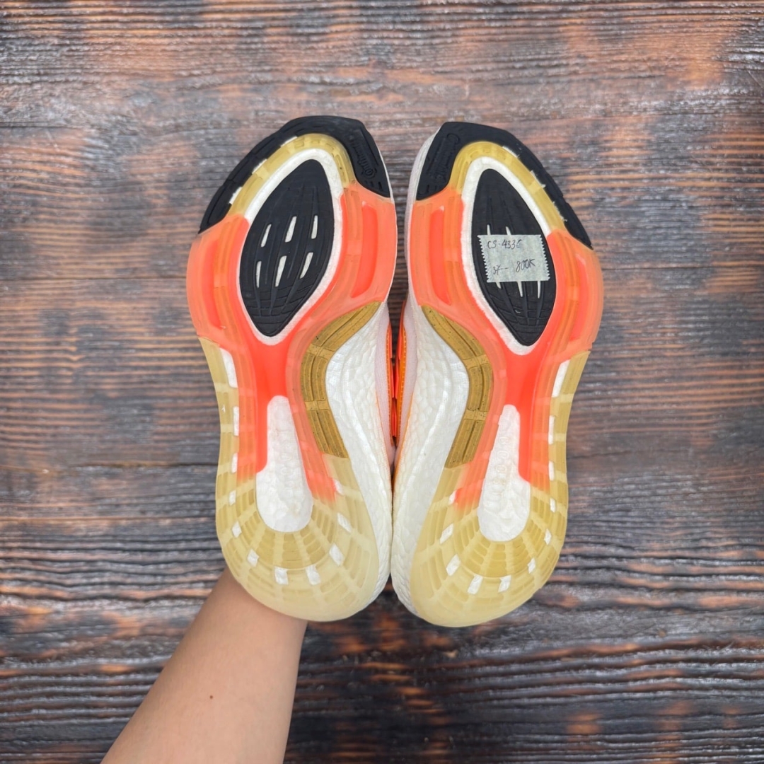 CS4336 - ULTRABOOST 22 WHITE ORANGE - 37